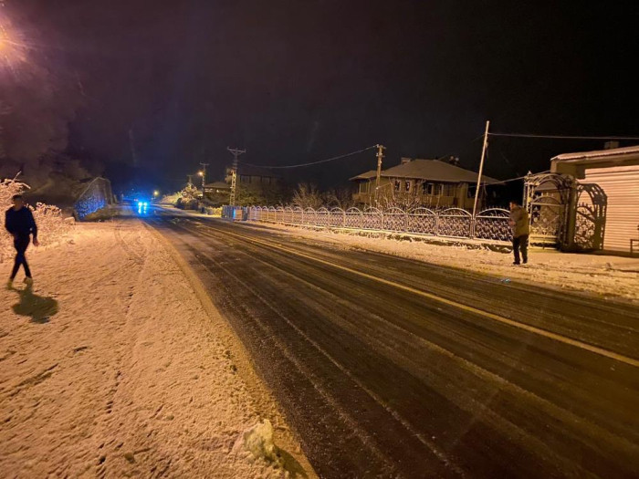 Gece yarısı sokakta kartopu oynadılar