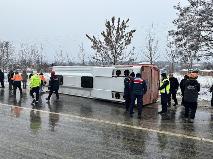 Cenaze taşıyan midibüs yan yattı: 13 yaralı