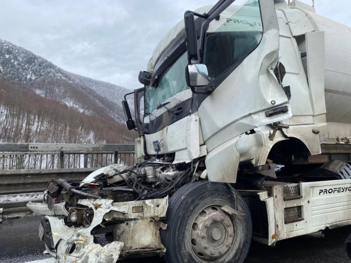 Görenler şaşkına döndü, kamyonun kabini bir buçuk metre geriye kaydı