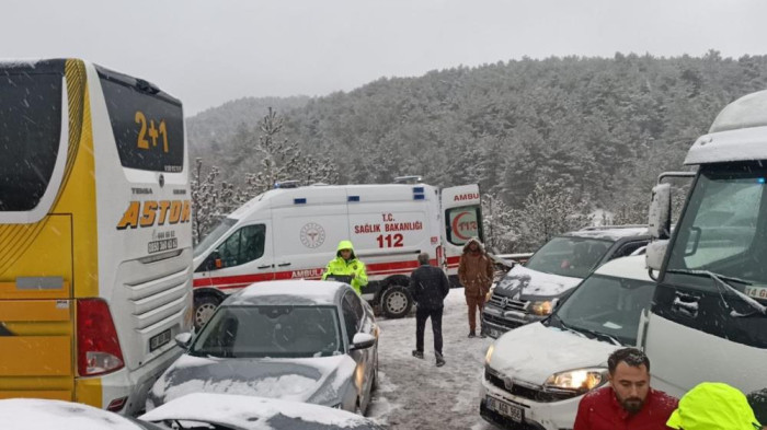 TEM Otoyolu Bolu geçişinde zincirleme kaza 5 yaralı