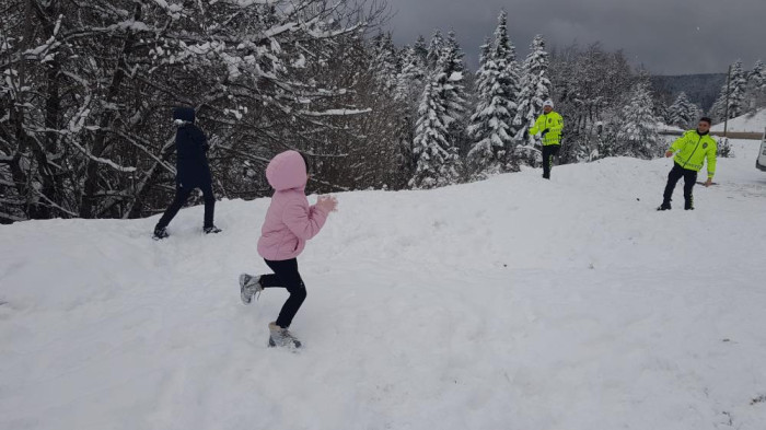 Polisler, iki kardeşin kar topu eğlencesine ortak oldu