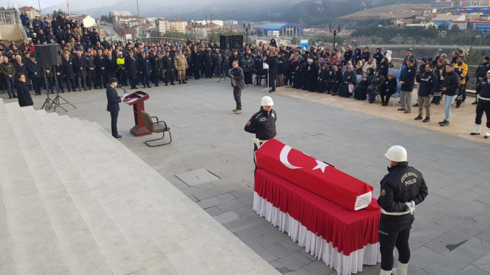 Depremde hayatını kaybeden polis memuru, eşinin yanına defnedildi