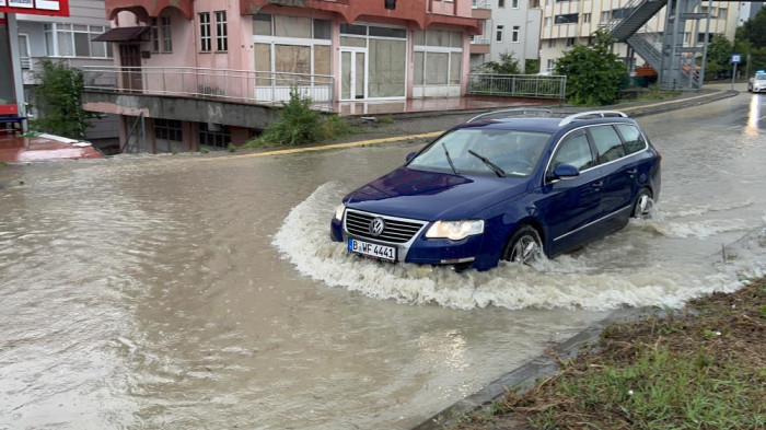 Bartın'da sağanak hayatı olumsuz etkiledi