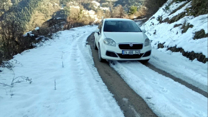 Ulus Buğurlar köyünde Kar yağışı bitti etkisi sürüyor